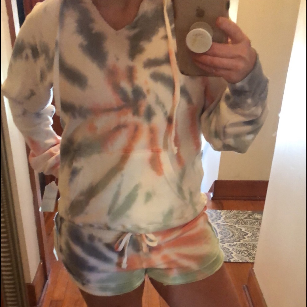 Tie dye set. Hoodie, shorts and matching pants 🤍